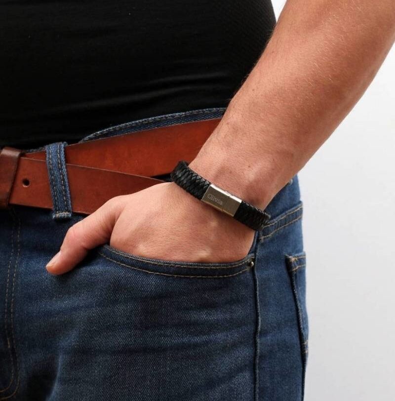 man met leren herenarmband gepersonaliseerd