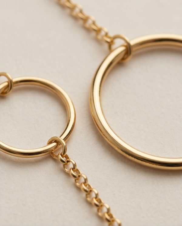 goldplated sterling zilveren armband met cirkel in close up goldplated sterling zilveren armband met cirkel close up