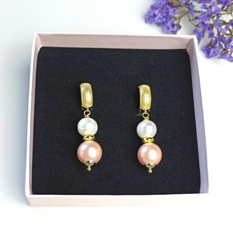 handgemaakte gouden oorringen met witte en roze parel