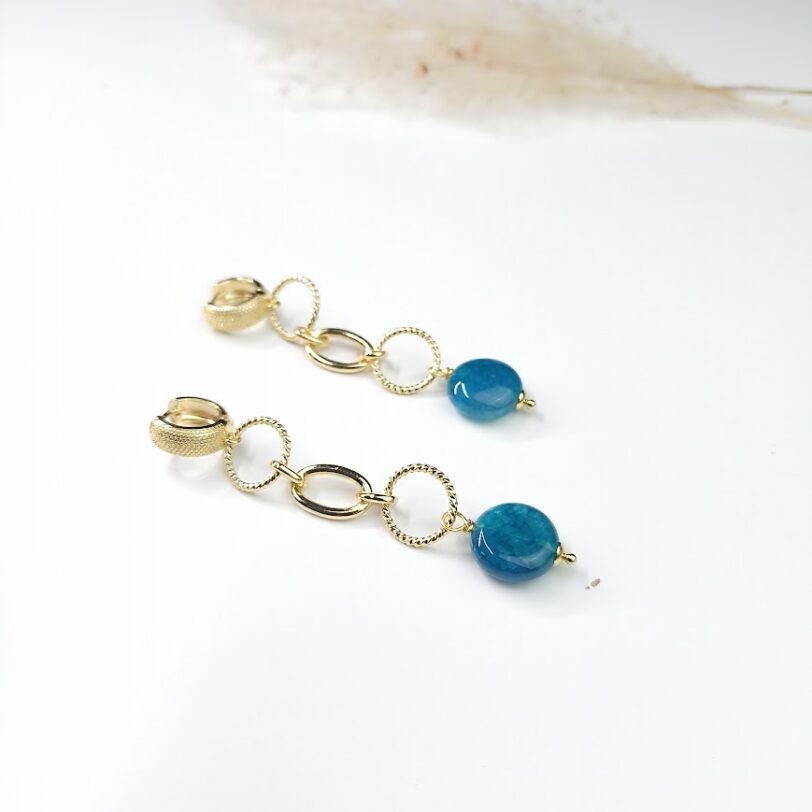 Vergulde lange oorbellen met blauw-groene gestreepte agaat