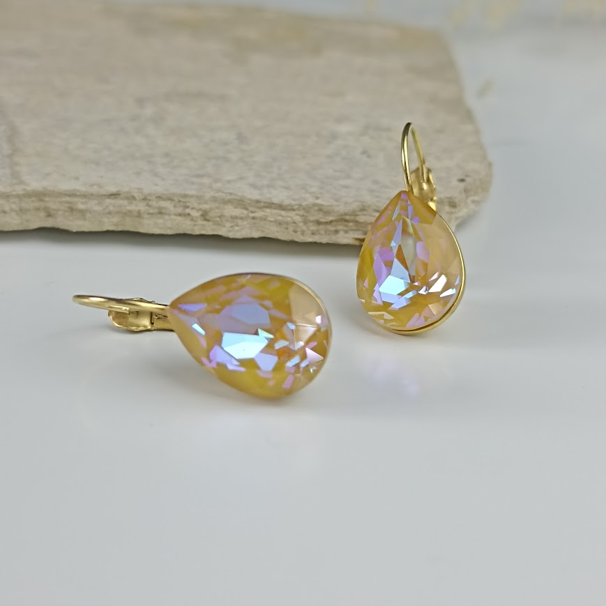 Wat zijn Swarovski kristallen? | Luxe Swarovski sieraden – Atelier Albertine 3 swarovski druppel oorbellen kleur honey gold amber