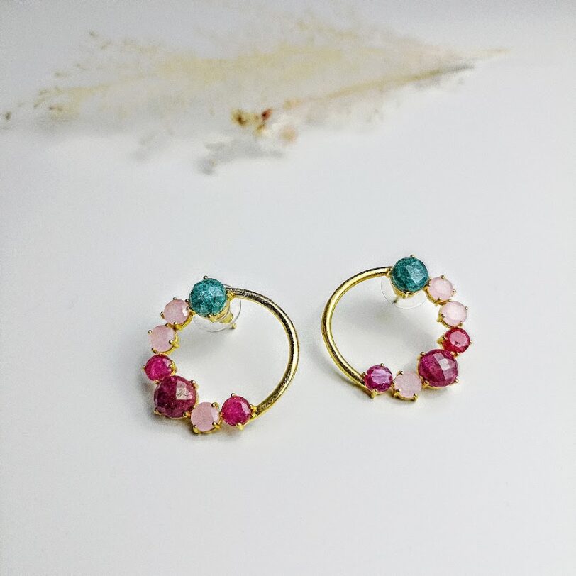 oorringen smaragd, oorringen granaat, oorringen chalcedoon, edelsteen oorbellen, kleurrijke oorbellen, vergulde oorringen, nikkelvrije oorbellen, natuurlijke stenen oorbellen, ronde oorringen goud, elegante oorbellen dames