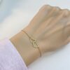 vergulde zilveren armband twee hartjes, armband met verbonden hartjes dames, 18k gold plated armband liefde, betekenisvolle armband hartjes, minimalistische gouden armband dames, fijne vergulde armband verstelbaar, cadeau armband liefde