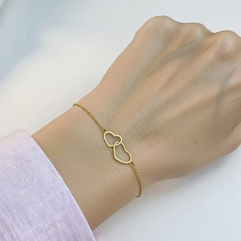 vergulde zilveren armband twee hartjes, armband met verbonden hartjes dames, 18k gold plated armband liefde, betekenisvolle armband hartjes, minimalistische gouden armband dames, fijne vergulde armband verstelbaar, cadeau armband liefde