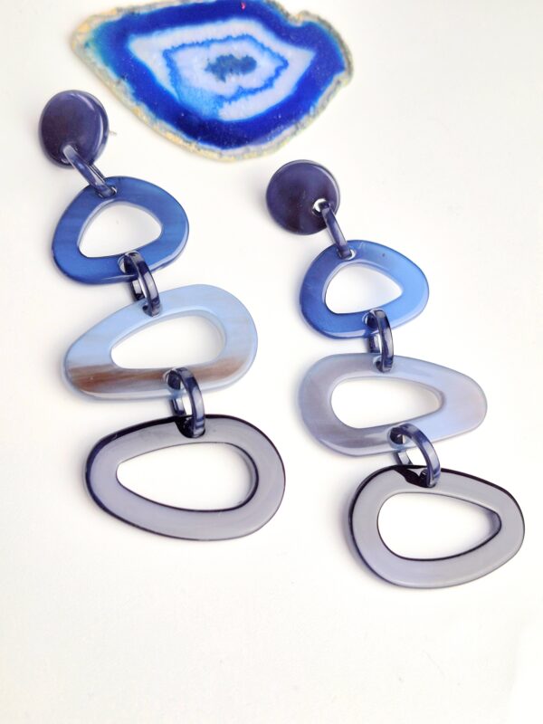 blauwe resin statement oorbellen lang